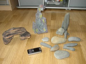 Камни и пластиковые декорации.