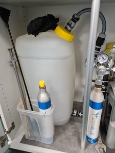 Дополнительный резервуар для подмены воды в небольших аквариумах с внешним фильтром.