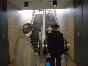 На каждую платформу можно подняться на лифте или автоматическом эскалаторе. Очень удобно - пиво в чемоданах жутко тяжёлое!