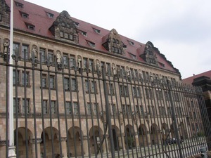 Дворец праосудия. В зале №600 в 1945-1946 гг проходил Нюрнбергский процесс над нацистскими главарями.