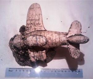 Декоративный мини-грот в виде затонувшего самолета (20 х 15 х 15 см)