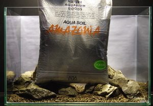 Засыпаем питательный грунт Amazonia Powder (3 литра).